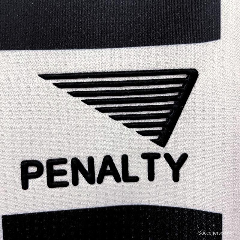 قميص كرة قدم ساو باولو الرجعية 2000 خارج ملعبه
