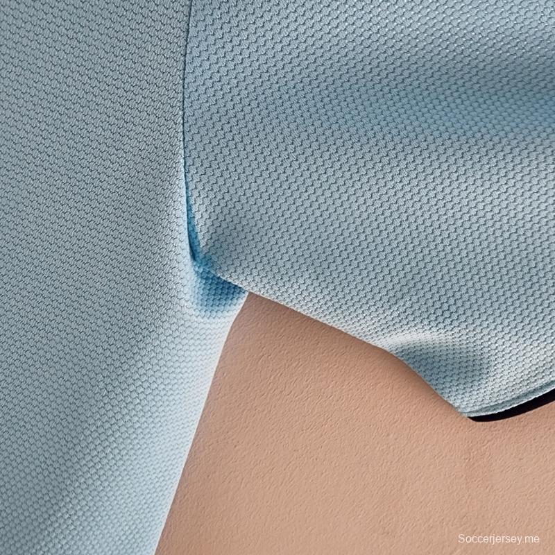 قميص توتنهام هوتسبير القديم 06/07 خارج ملعبه
