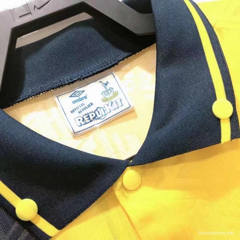 قميص فريق توتنهام هوتسبير لكرة القدم القديم 92/94 خارج ملعبه
