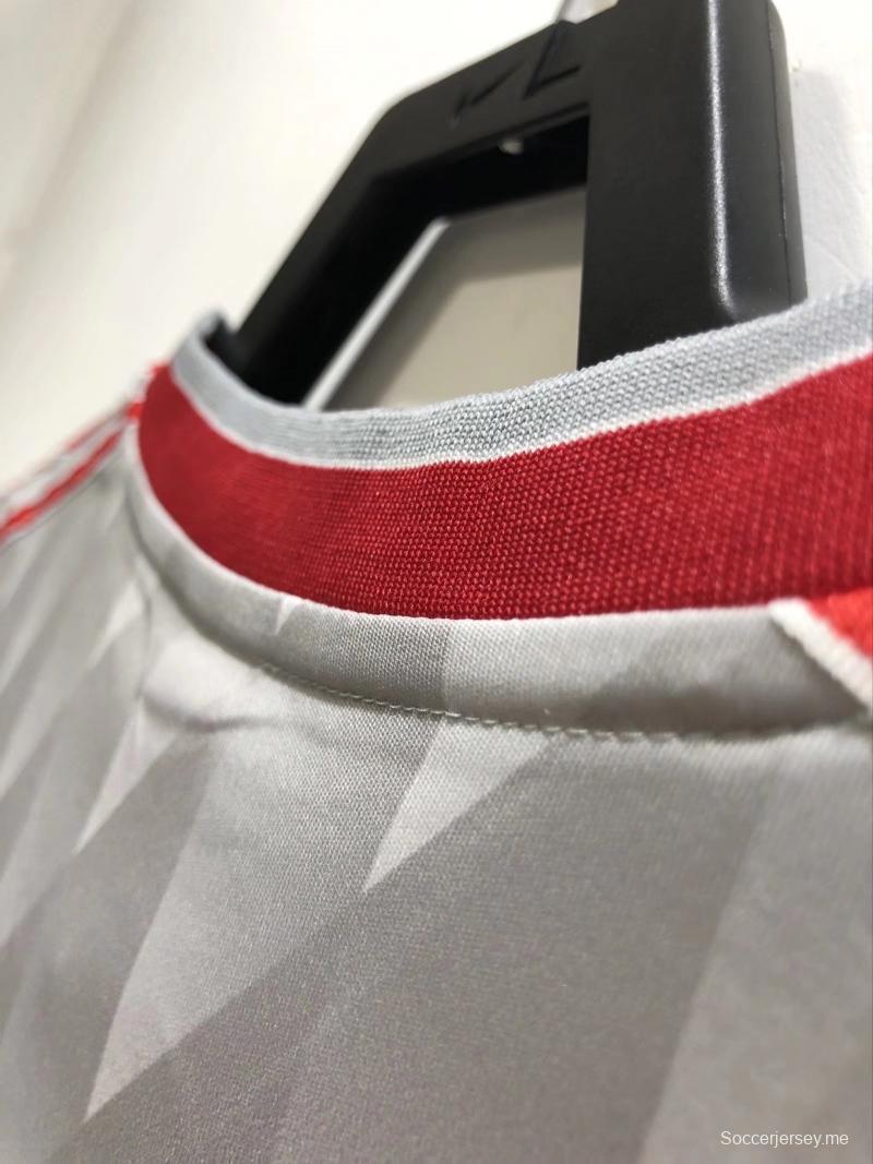 قميص كرة قدم ريترو 89/91 بأكمام طويلة لليفربول خارج ملعبه
