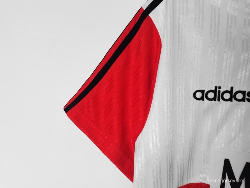 قميص كرة قدم رينجرز 1995/96 ريترو خارج ملعب رينجرز
