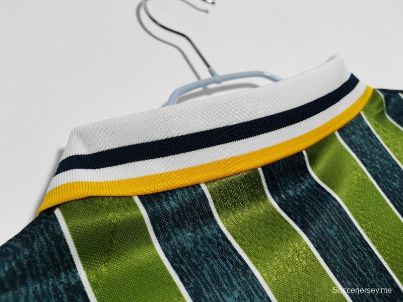 قميص كرة القدم القديم 1995/96 لإنتر ميلانو خارج ملعبه
