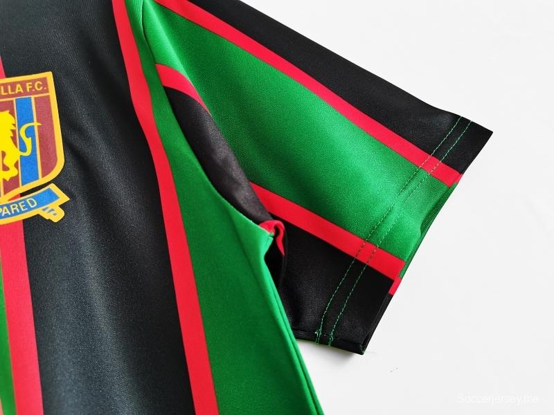 قميص كرة قدم أستون فيلا ريترو 1993/95 خارج ملعبه
