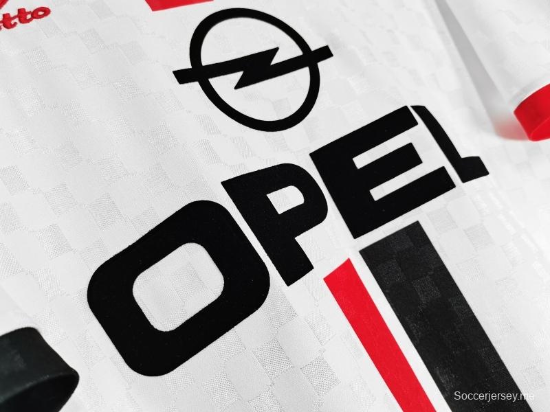 قميص كرة القدم القديم لميلان 1995/96 خارج ملعبه
