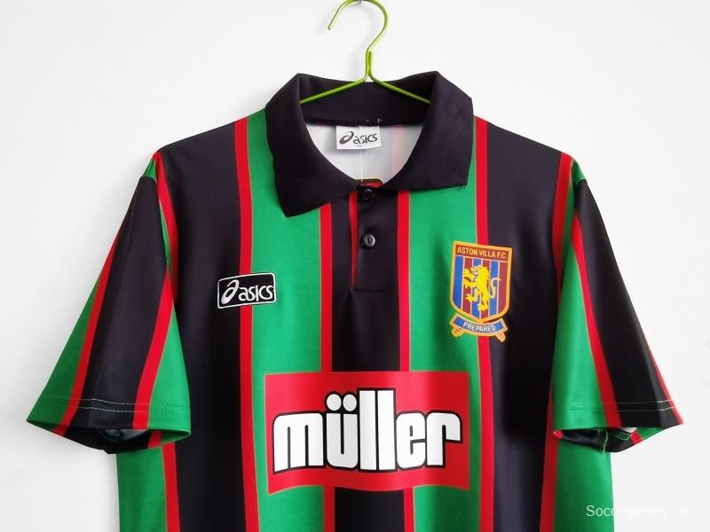 قميص كرة قدم أستون فيلا ريترو 1993/95 خارج ملعبه
