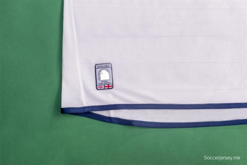 قميص منتخب إنجلترا القديم 2004 لكرة القدم الأساسي لمنتخب إنجلترا
