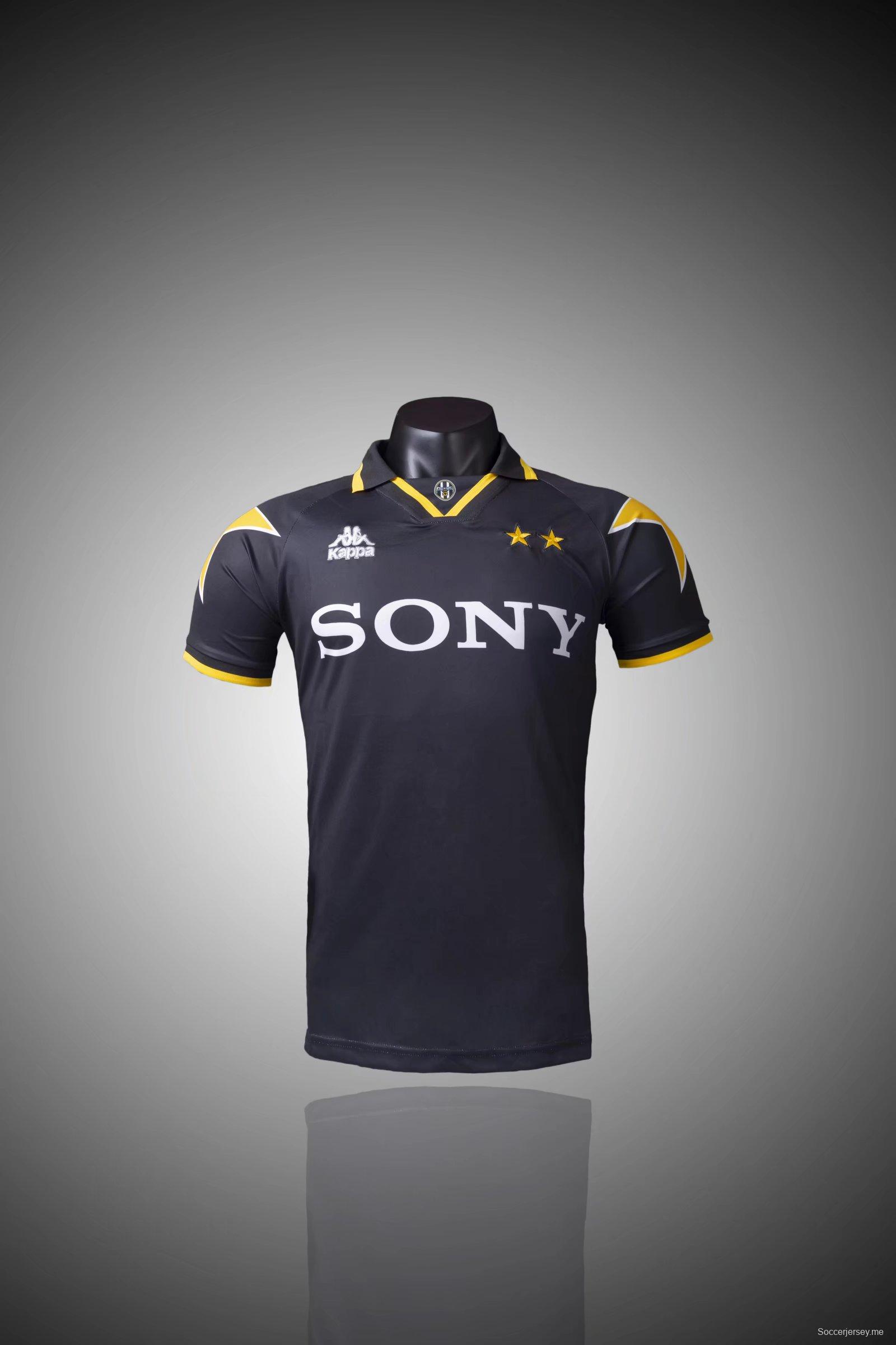 قميص كرة القدم ريترو 95/97 يوفنتوس خارج ملعبه
