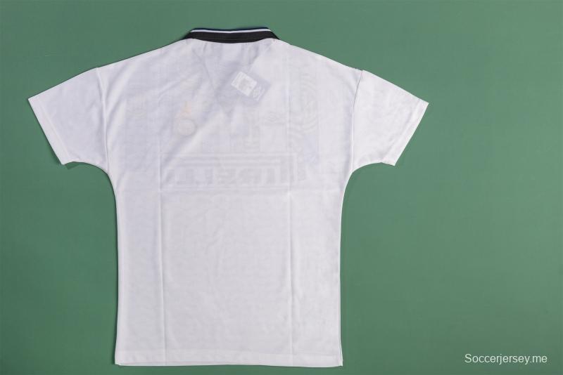 قميص كرة القدم RETRO 94/95 لإنتر ميلان خارج ملعبه
