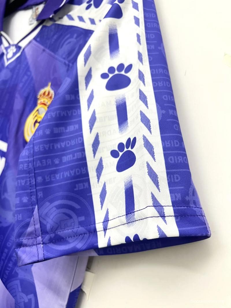 قميص ريترو 96/97 لريال مدريد خارج الديار
