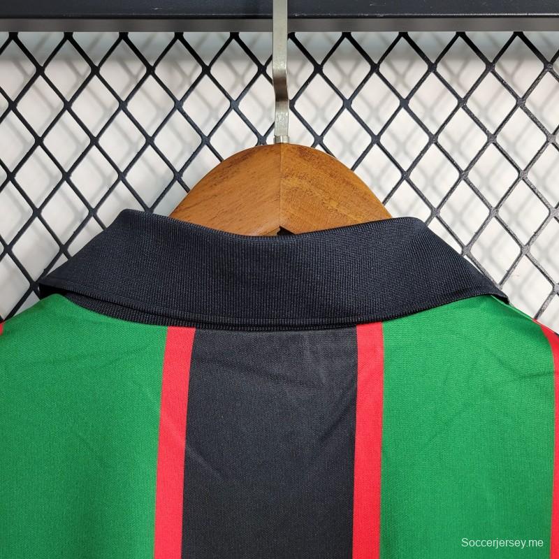 قميص كرة قدم أستون فيلا ريترو 1993/95 خارج ملعبه
