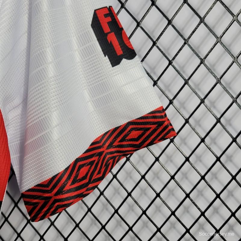 قميص الذكرى المئوية لفلامنجو فلامنجو الرجعية خارج ملعبه
