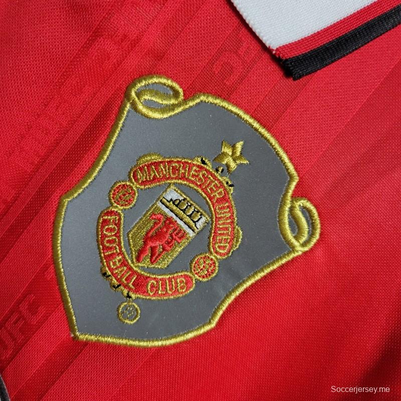 قميص فريق مانشستر يونايتد القديم 99/00 على أرضه
