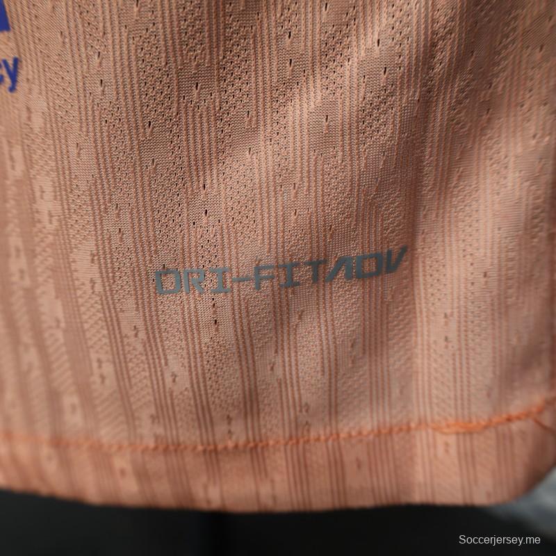 إصدار اللاعب 25/26 قميص نادي برشلونة للذكرى 125 لتأسيسه باللون الوردي مع راعي سبوتيفاي وإضافات باللون الأزرق الداكن