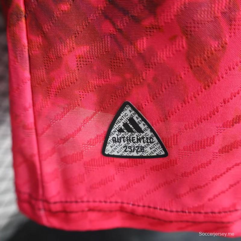 إصدار اللاعب 2025 قميص ياباني باللون الكحلي الداكن مع تصميم العنقاء الصاعدة ونقشة الرذاذ المتدرج باللون الأحمر