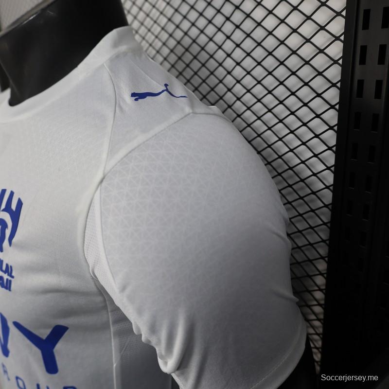 إصدار اللاعب 25/26 قميص الهلال خارج أرضه أبيض بتفاصيل زرقاء مع قميص راعي مجموعة سافي للألعاب