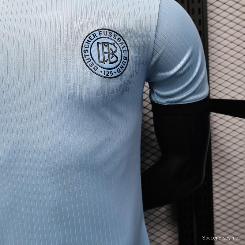 إصدار اللاعب 2025 ألمانيا الذكرى 125 للذكرى السنوية الـ 125 لألمانيا أزرق فاتح مع قميص أديداس بتصميم ريترو