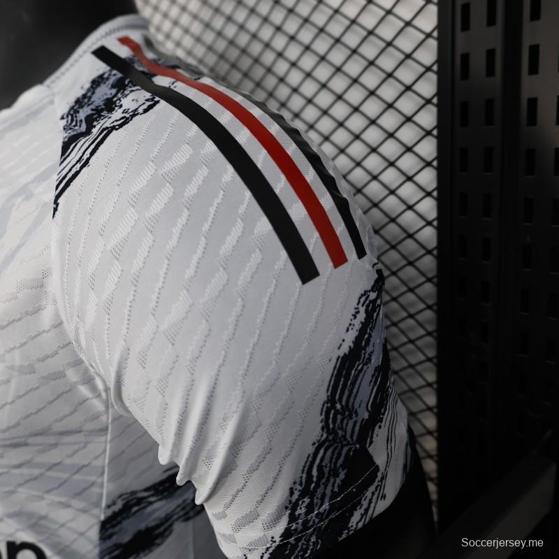 إصدار اللاعب 25/26 قميص مانشستر يونايتد أبيض بنقشة الرخام والقميص الراعي سناب دراجون