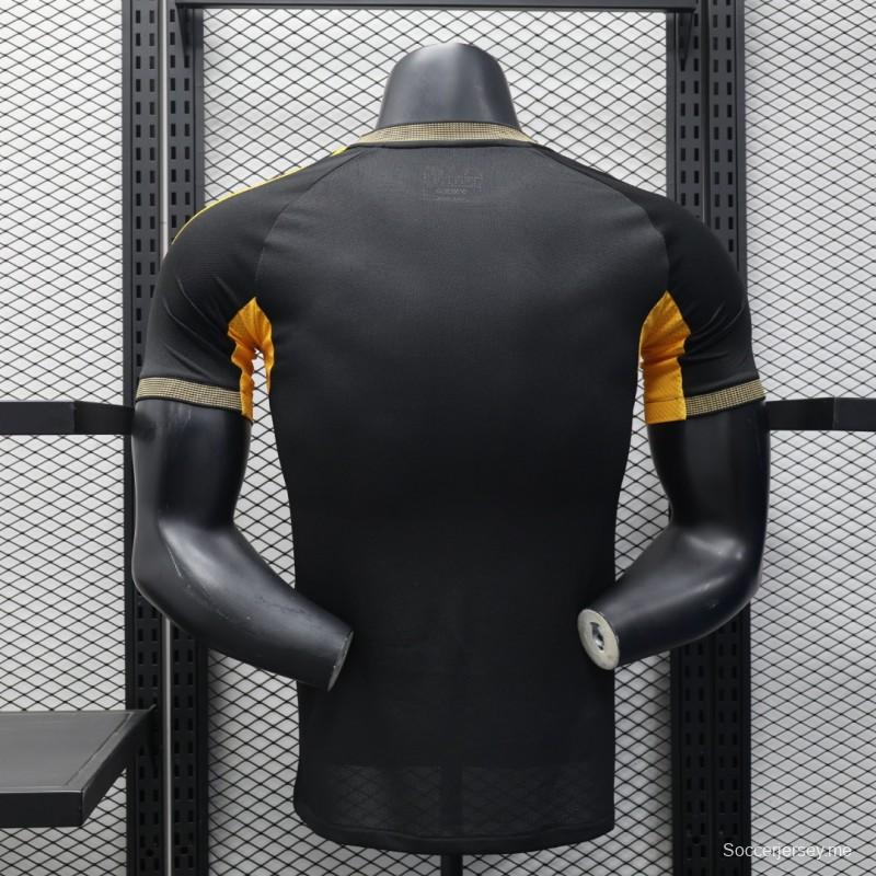 إصدار اللاعب 25/26 ريال مدريد أسود مع لمسات ذهبية وقميص راعي طيران الإمارات