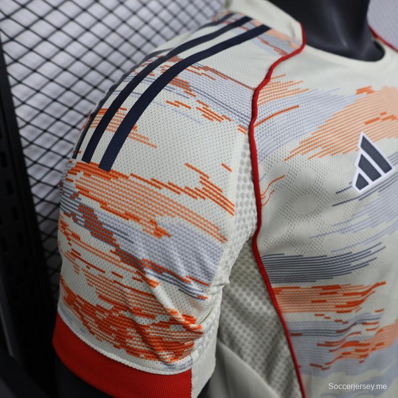 إصدار اللاعب 25/26 قميص بايرن ميونيخ خارج ملعبه