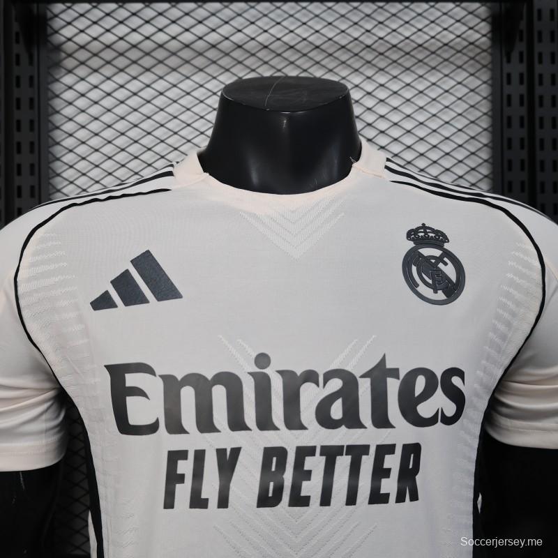 إصدار اللاعب 25/26 ريال مدريد أبيض مع قميص أبيض بنقشة مزخرفة