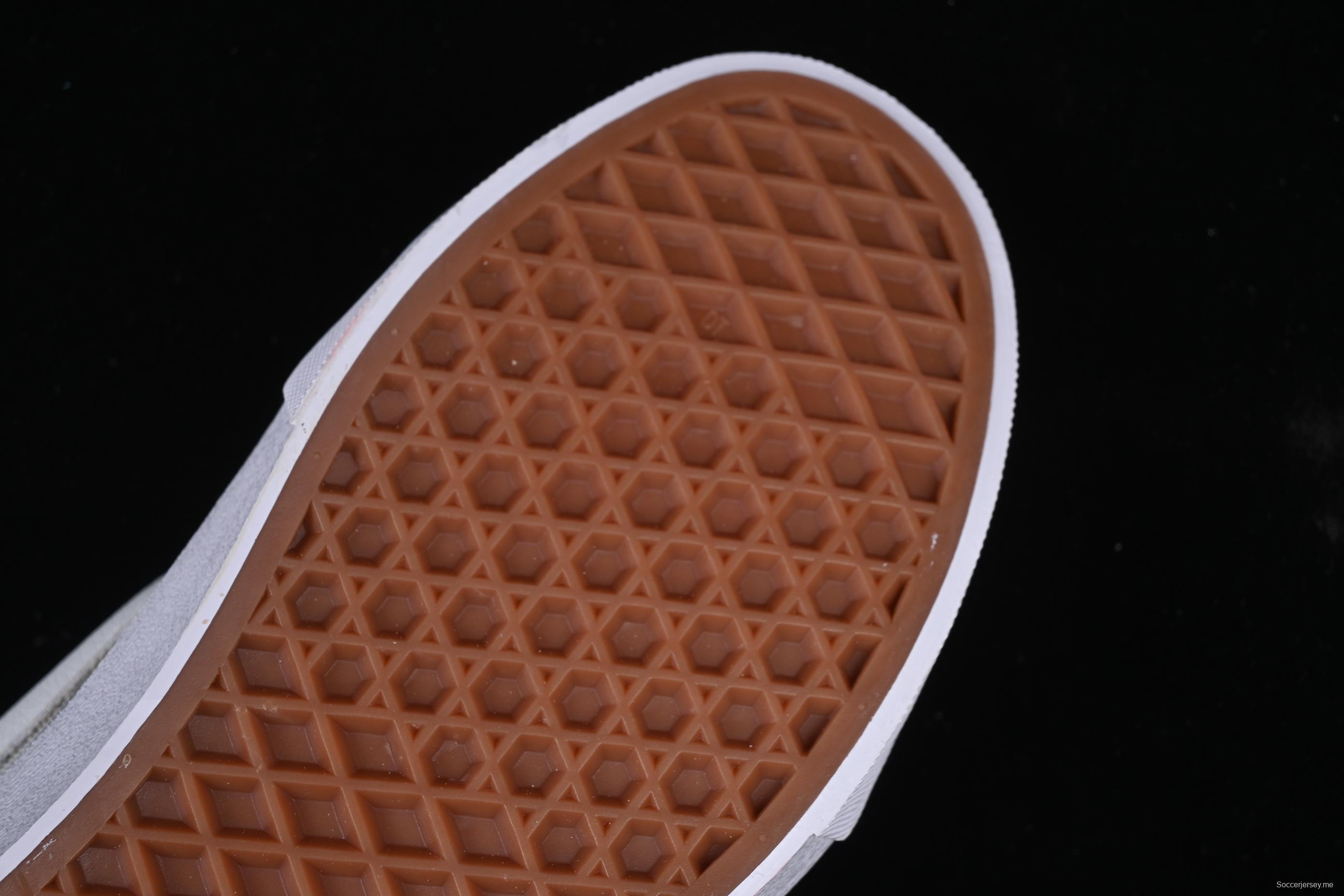 Vans Knu Skool Low-Top Retro Chunky Sneakers with Oversized Logo - VN000CRPBWD