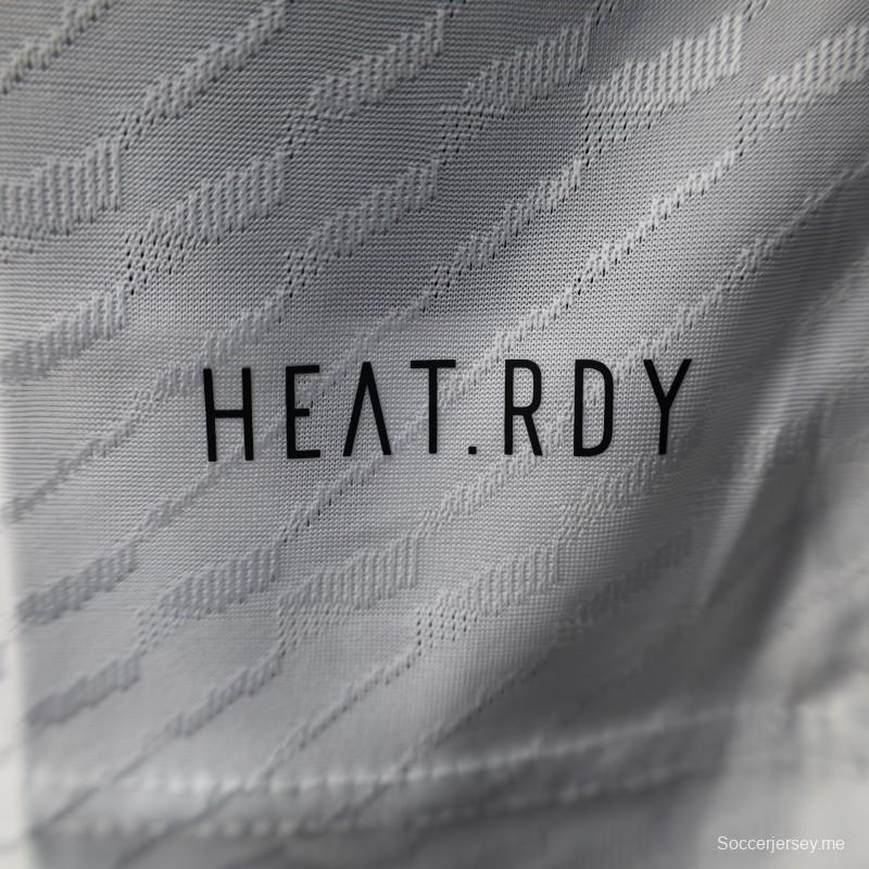 إصدار اللاعب 25/26 قميص أياكس الأبيض بتصميم تكريم بوب مارلي