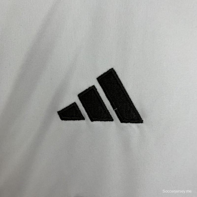 25/26 قميص ريال مدريد للسيدات على أرضه