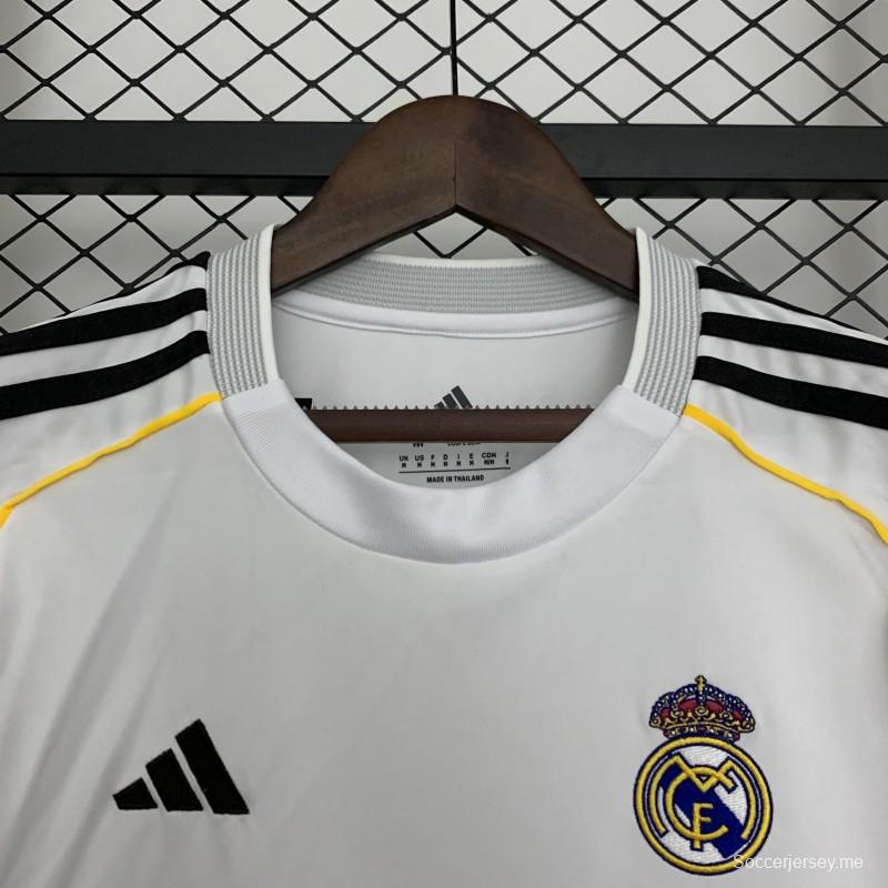 25/26 قميص ريال مدريد للسيدات على أرضه