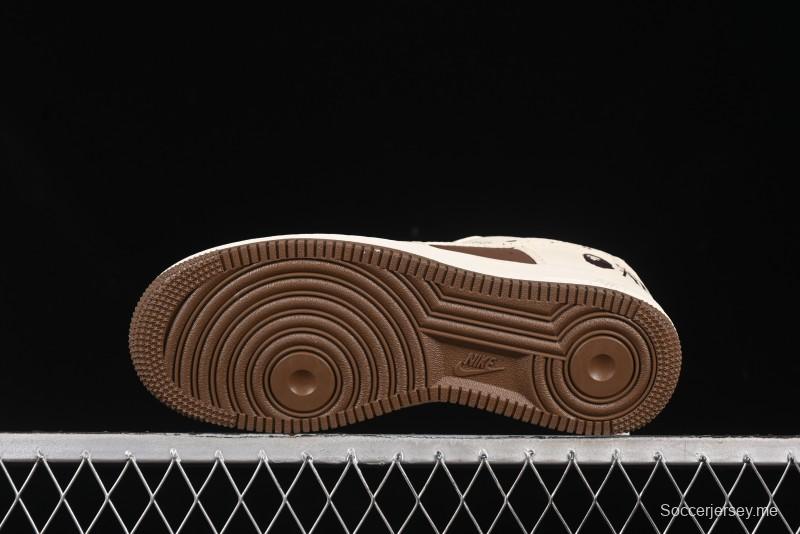 حذاء نايك اير فورس 1 '07 منخفض من نايك اير فورس 1 '07 بالتعاون مع بابي حذاء رياضي كاجوال بيج بني بنقوش جرافيتي سووش - DF0188-061