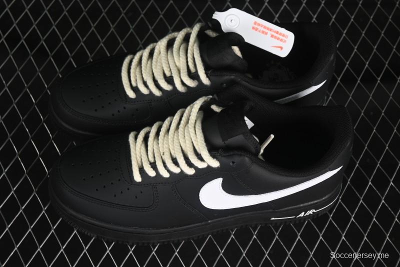 حذاء نايك اير فورس 1 '07 المنخفض الكاجوال من نايك باللونين الأسود والأبيض مع تفاصيل حبل القنب - ZH0316-073