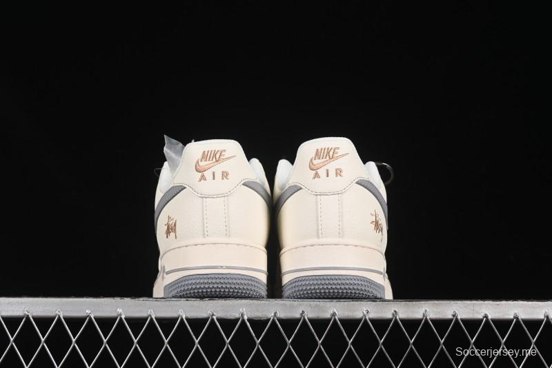 حذاء نايك اير فورس 1 '07 منخفض بتطريز ذهبي رمادي سووش من نايك اير فورس 1 '07 منخفض من ستوسي - XX3168-150