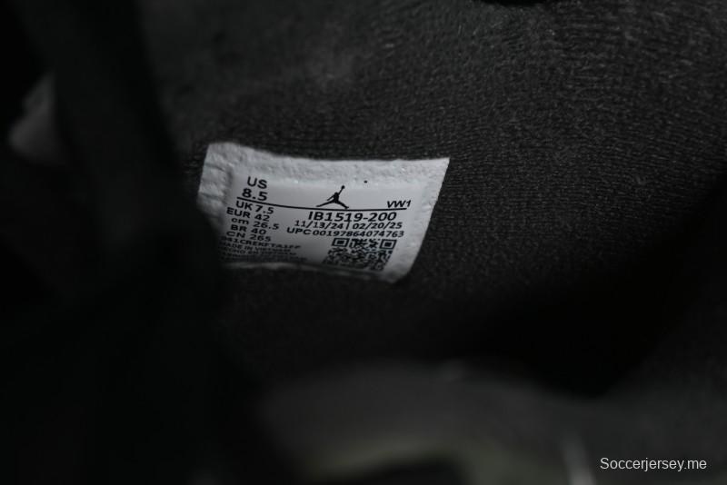 حذاء نايك Undefeated x Air Jordan 4 OG من نايك أنديفايتد باللون الأخضر الزيتوني مع لمسات برتقالية وسوداء - IB1519-200