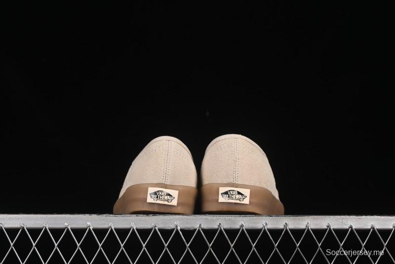 حذاء رياضي بريميوم اوثنتيك ريترو من فانس بنعل مطاطي شفاف - VN000CRCRQBYS