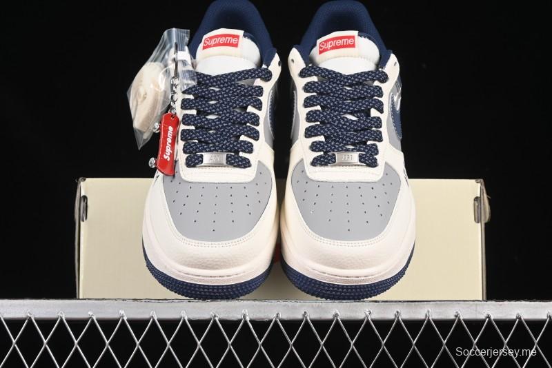 حذاء نايك اير فورس 1 '07 منخفض سوبريم سوبريم بالتعاون مع نايك باللون الرمادي والأزرق الكاجوال - HH7518-054