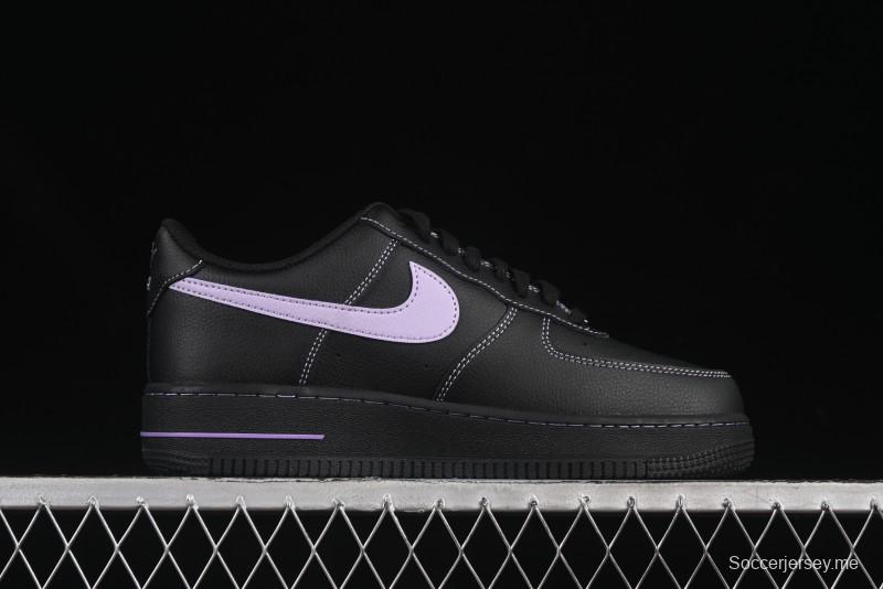 حذاء نايك اير فورس 1'07 المنخفض الكاجوال من نايك باللون الأسود مع سووش أرجواني - HQ2037-001