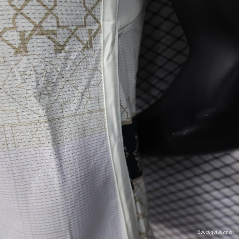 إصدار اللاعب 2025 الجزائر قميص أبيض بنمط هندسي إسلامي 2025 قميص أبيض بنمط هندسي إسلامي