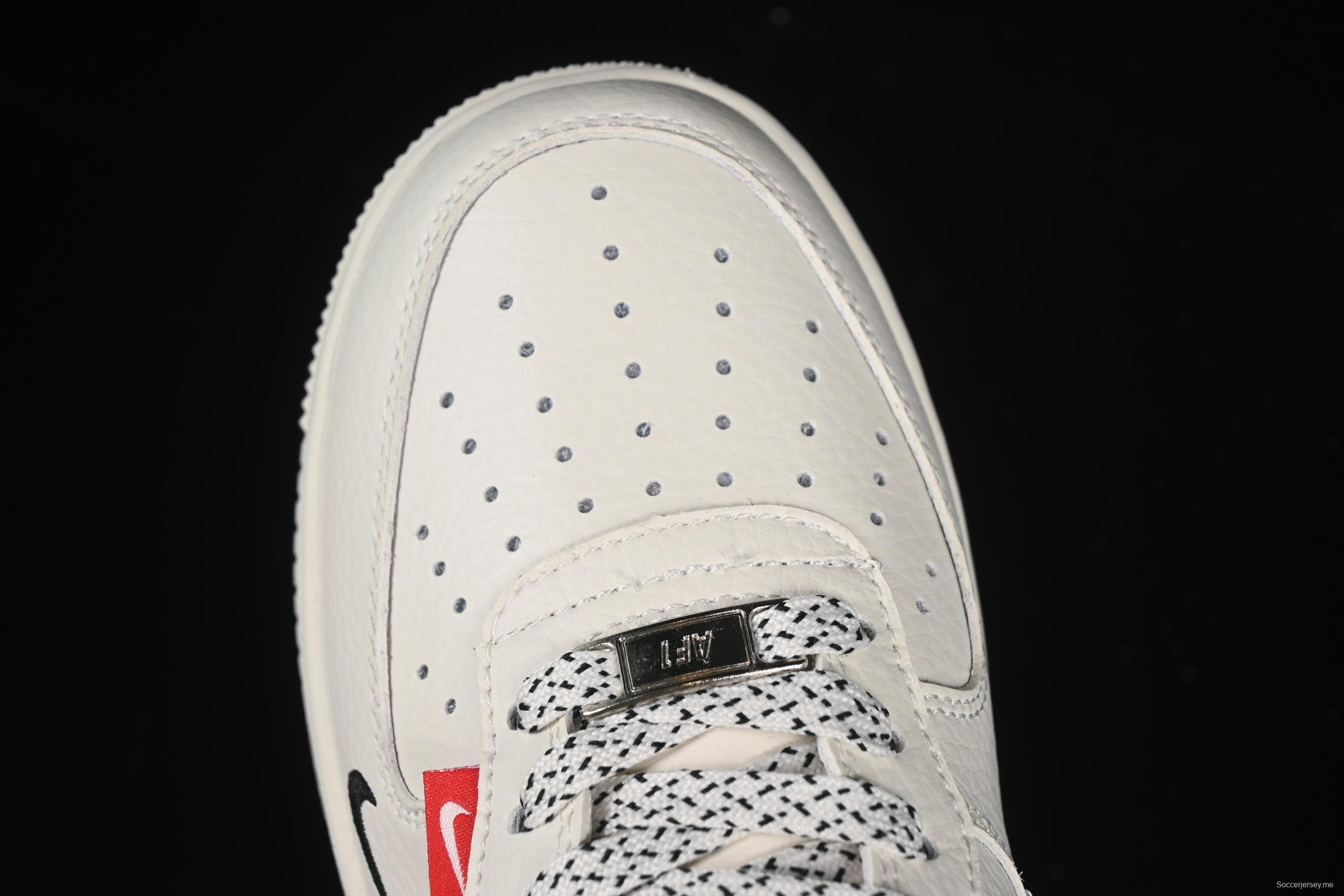 حذاء نايك اير فورس 1 '07 منخفض من نايك اير فورس 1 '07 ستوسي كولابوريشن دوال تون أحمر اللون - CS5288-010