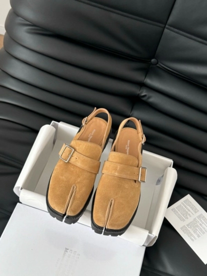 2025 Women MM6 Tan Suede Slingback Split-toe Shoes KFY00310