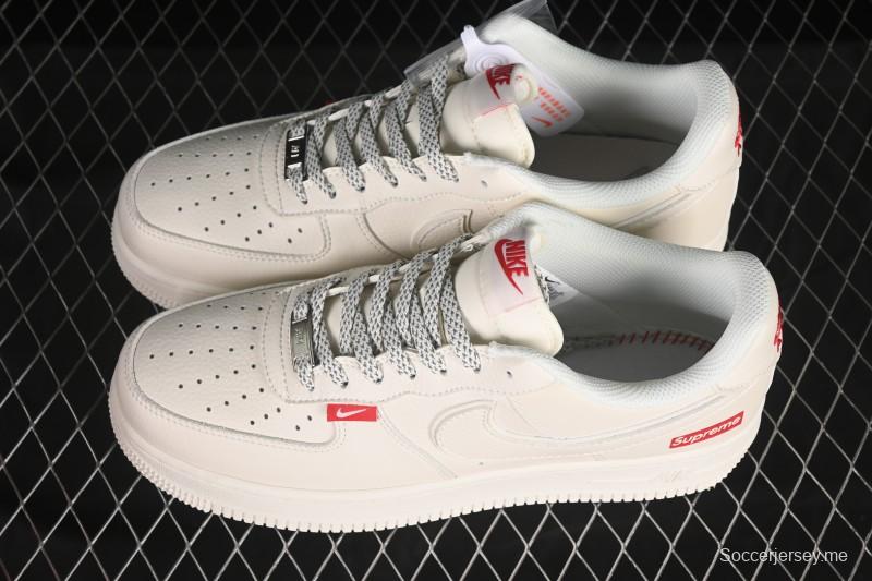 حذاء نايك اير فورس 1 '07 منخفض سوبريم سوبريم سنيكرز من نايك باللون البيج متعدد الاستخدامات - CS5288-011