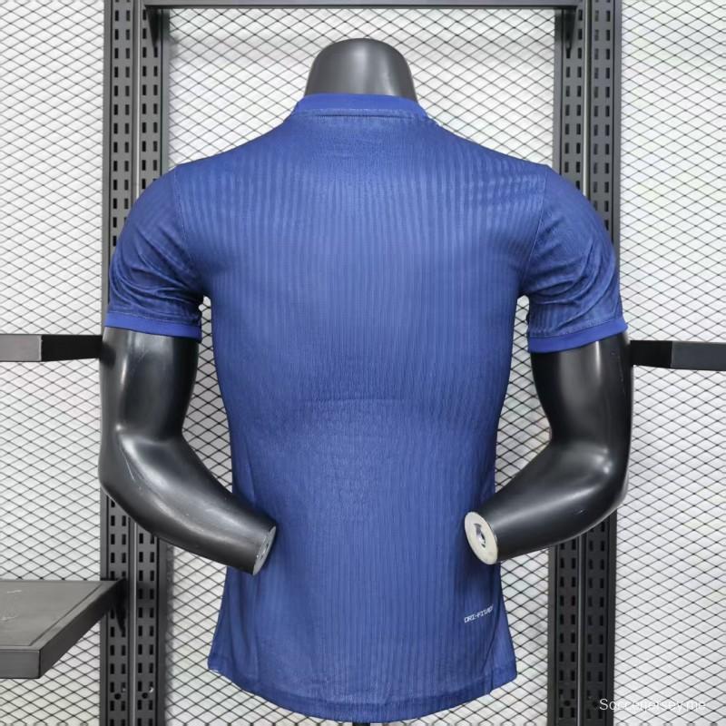 إصدار اللاعب 25/26 قميص برشلونة أزرق مع قميص مخطط قطري باللونين الأحمر والأزرق الفاتح