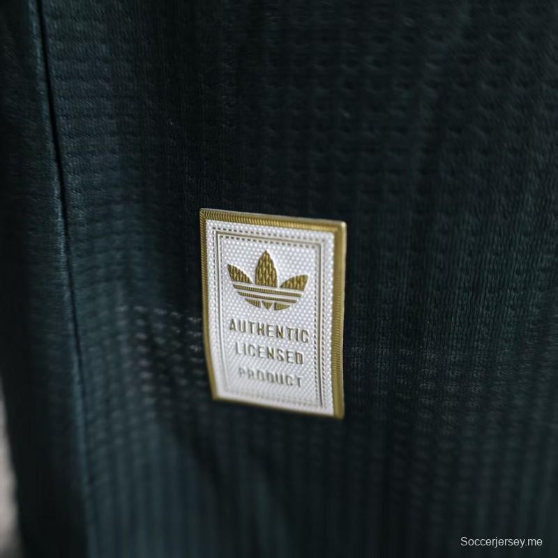 إصدار اللاعب 25/26 قميص الأهلي السعودي باللون الأخضر الداكن مع قميص الأهلي السعودي ذو النقش العربي التقليدي