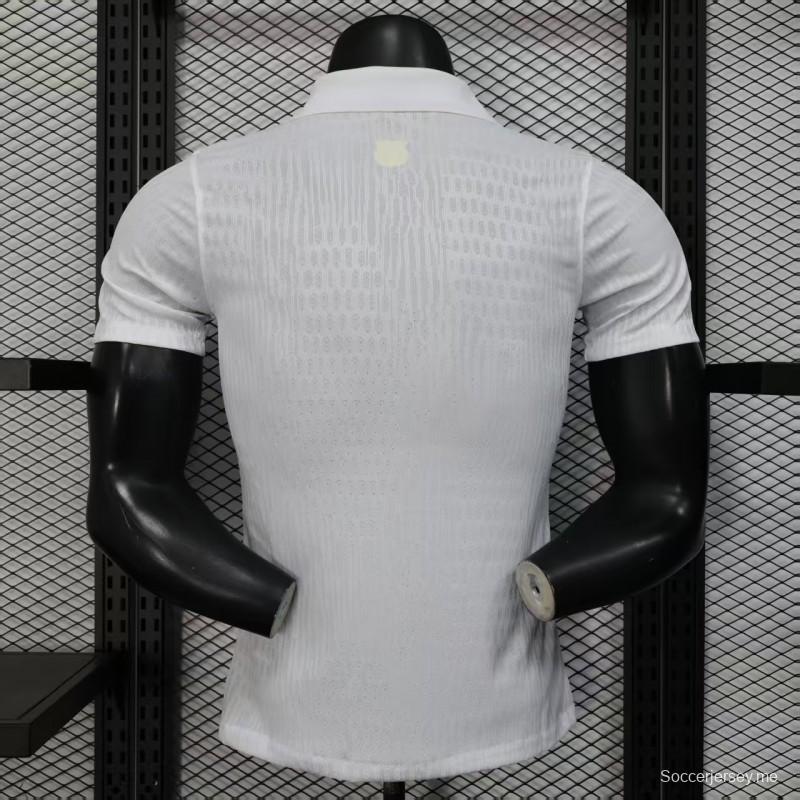 إصدار اللاعب 25/26 قميص أبيض لنادي برشلونة مع 304 راعي