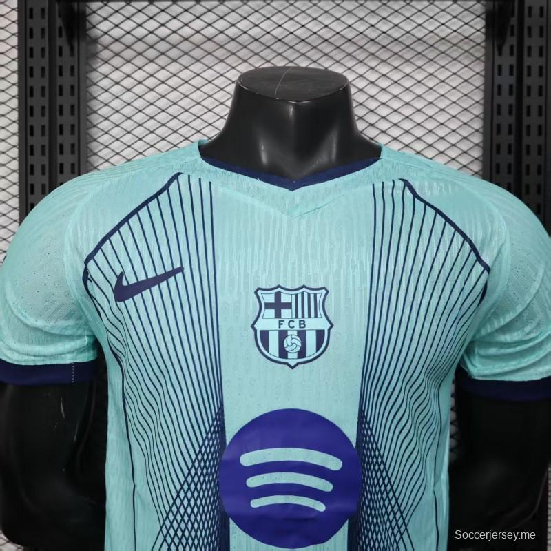 إصدار اللاعب 25/26 قميص نادي برشلونة أزرق فاتح مع قميص بنقشة خطوط عمودية