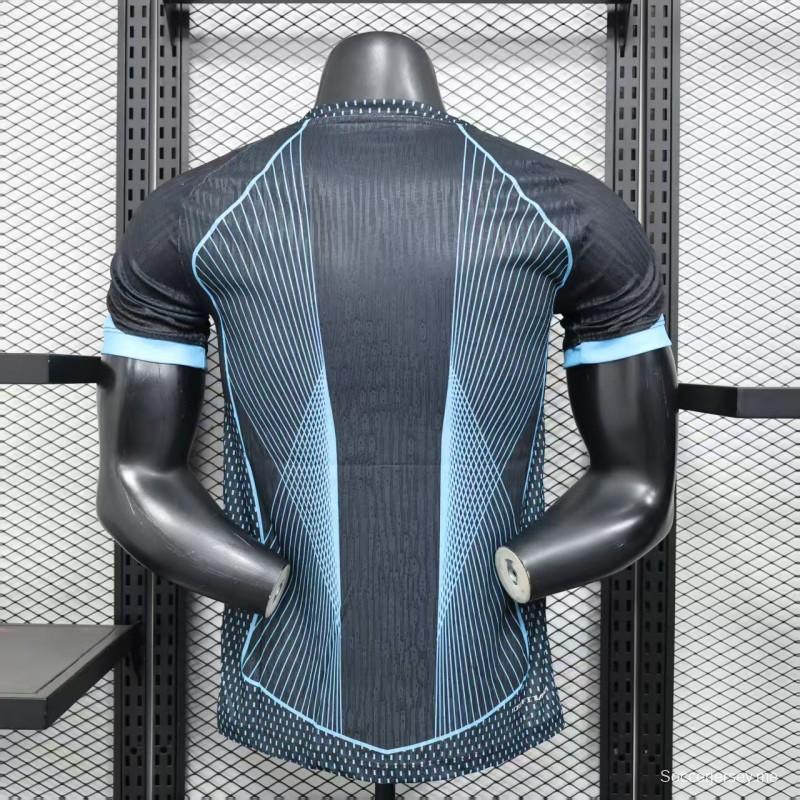 نسخة اللاعب 25/26 من قميص نادي برشلونة لكرة القدم أسود بنقشة خطوط هندسية