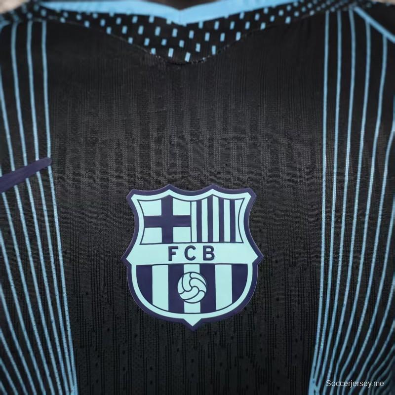 نسخة اللاعب 25/26 من قميص نادي برشلونة لكرة القدم أسود بنقشة خطوط هندسية