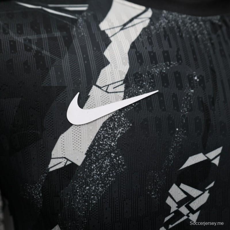 إصدار اللاعب 25/26 FC
قميص الاتحاد أسود مع قميص بنقشة تمويه مجردة