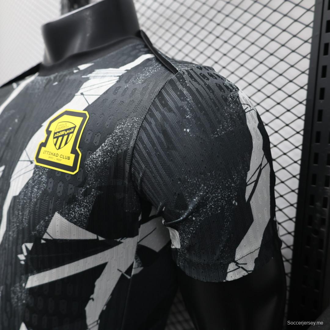إصدار اللاعب 25/26 FC
قميص الاتحاد أسود مع قميص بنقشة تمويه مجردة