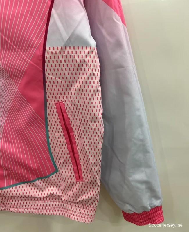 25/26 سترة واقية للتدريبات باللونين الأزرق المخضر والوردي مع نقش هندسي