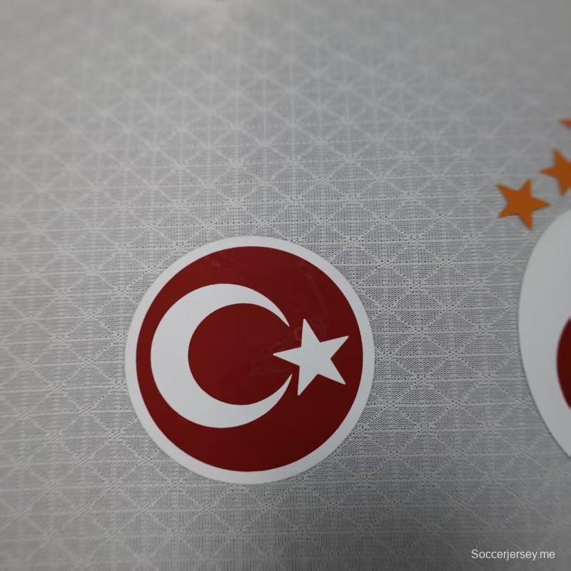 إصدار اللاعب 25/26 قميص غلطة سراي خارج ملعبه