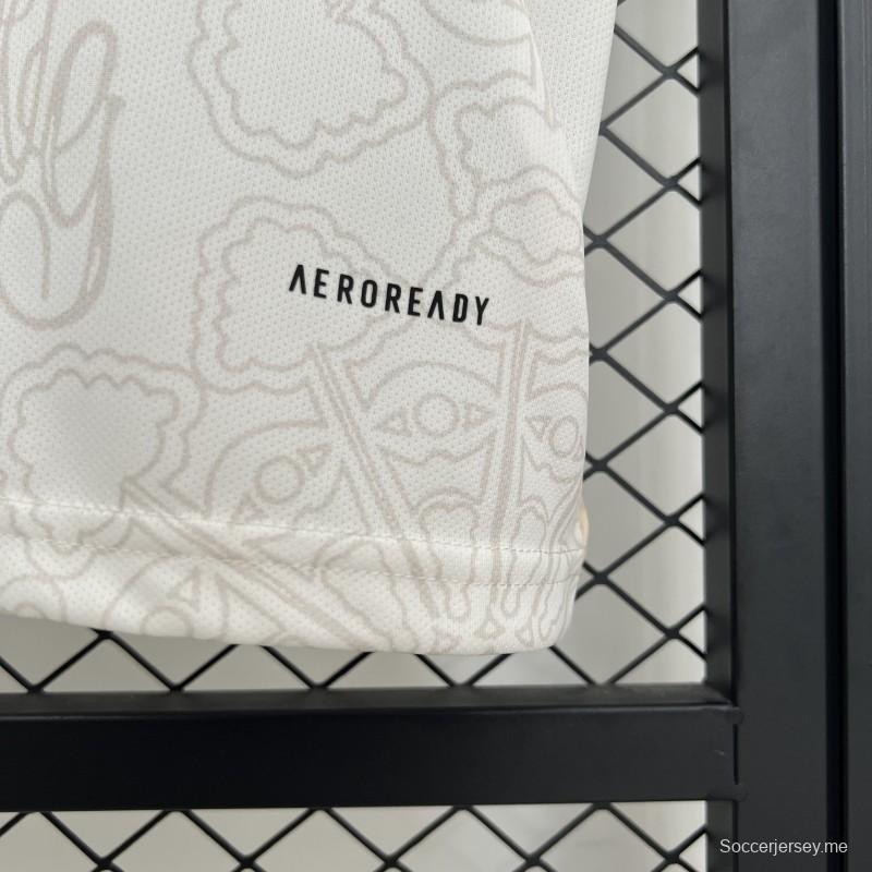 25/26 قميص فريق نوتنجهام فورست خارج الملعب